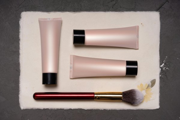 Mastering the Art of Effortless Minimalist Makeup: Your Comprehensive Handbook for Everyday Elegance